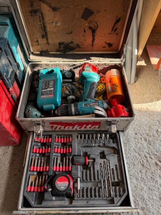 Maletín Makita con taladro y accesorios