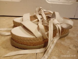 Sandalias blancas de cuña con lazo