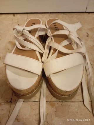 Sandalias blancas de cuña con lazo