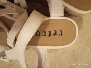 Sandalias blancas de cuña con lazo