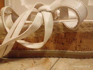 Sandalias blancas de cuña con lazo