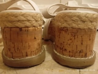Sandalias blancas de cuña con lazo