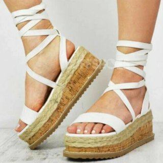 Sandalias blancas de cuña con lazo