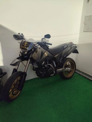 KTM Supermoto Negra y Dorada