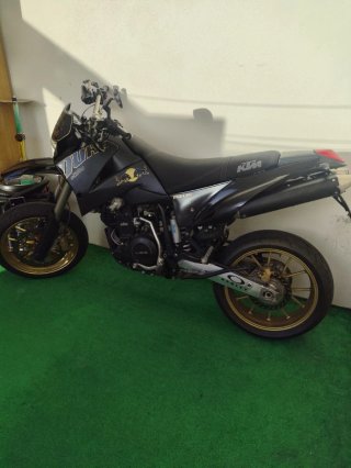 KTM Supermoto Negra y Dorada