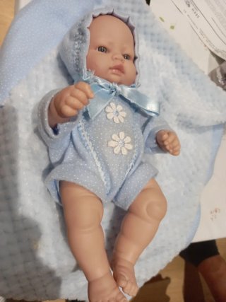 Muñeco bebé con traje azul de lunares