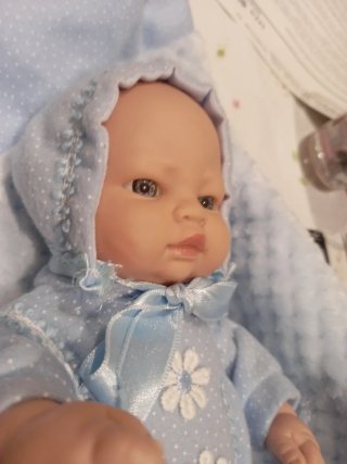 Muñeco bebé con traje azul de lunares