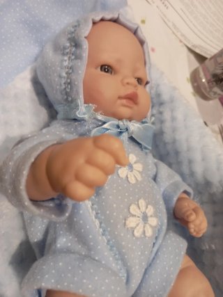 Muñeco bebé con traje azul de lunares