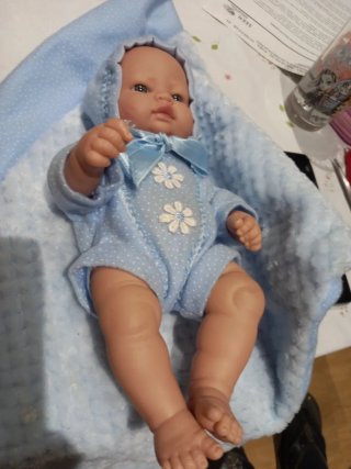 Muñeco bebé con traje azul de lunares