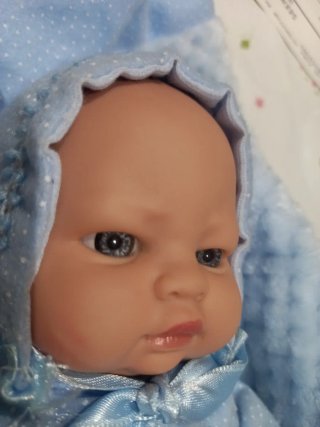 Muñeco bebé con traje azul de lunares