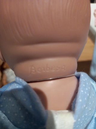 Muñeco bebé con traje azul de lunares