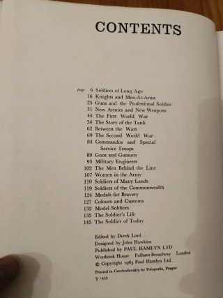 Soldiers. Libro militar Soldados (Inglés)