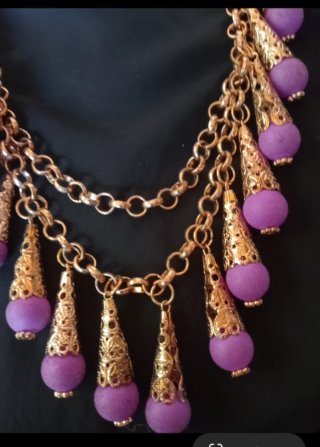 Collar dorado con colgantes morados
