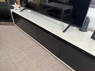 Mueble bajo TV blanco y negro