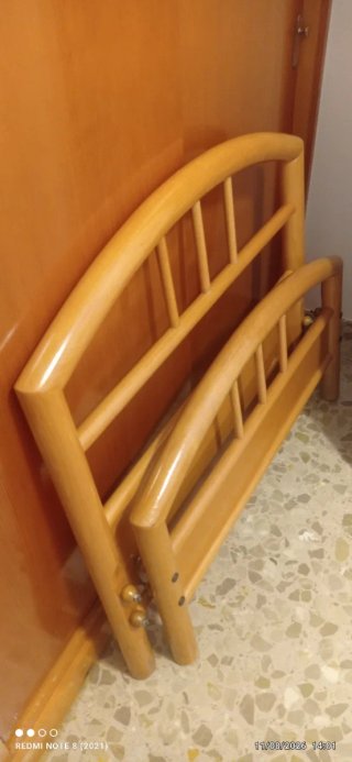 Estructura de cama de madera y metal con somier.