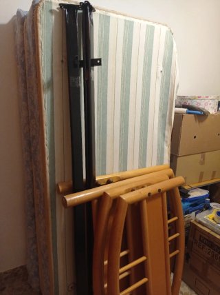 Estructura de cama de madera y metal con somier.