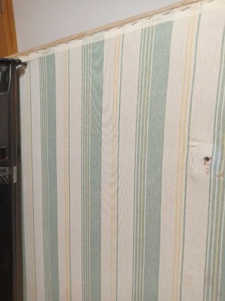 Estructura de cama de madera y metal con somier.