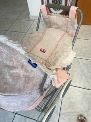Carrito de muñecas rosa vintage