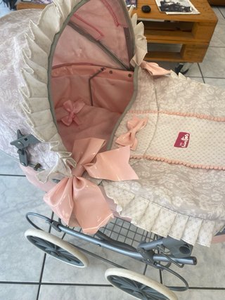 Carrito de muñecas rosa vintage