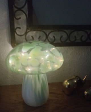 Lámpara de led de vidrio en forma de seta.