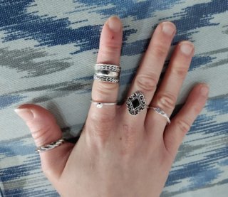 Anillos góticos plateados y negros