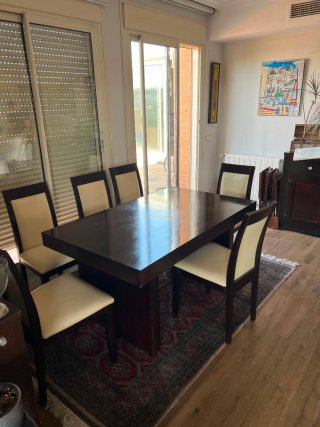Mesa de comedor y 6 sillas.