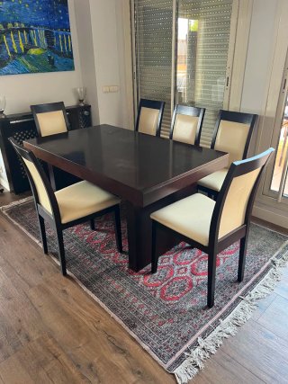 Mesa de comedor y 6 sillas.