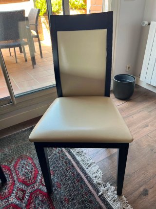 Mesa de comedor y 6 sillas.