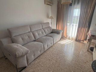 Sofá de tela beige y gris