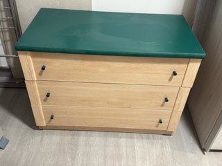 Cómoda de madera con tapa verde