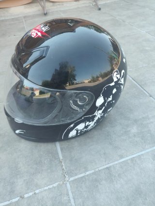 Casco de moto negro con diseño
