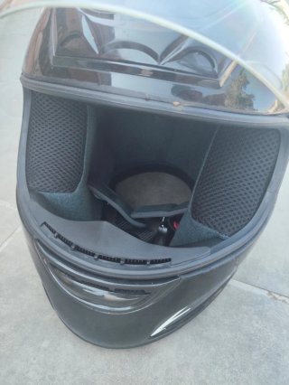 Casco de moto negro con diseño