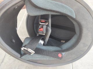 Casco de moto negro con diseño