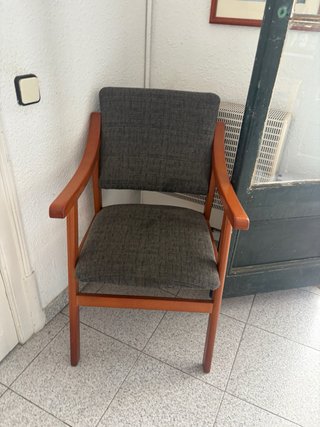 Sillón de madera y tela gris