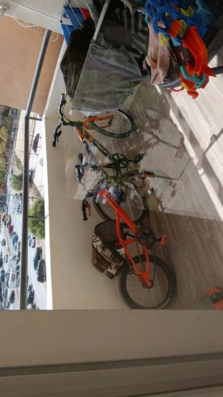 Bicicleta naranja pequeña se regala la otra sevend