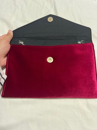 Bolso fiesta sobre terciopelo burdeos