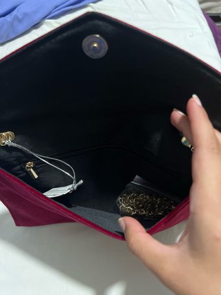 Bolso fiesta sobre terciopelo burdeos