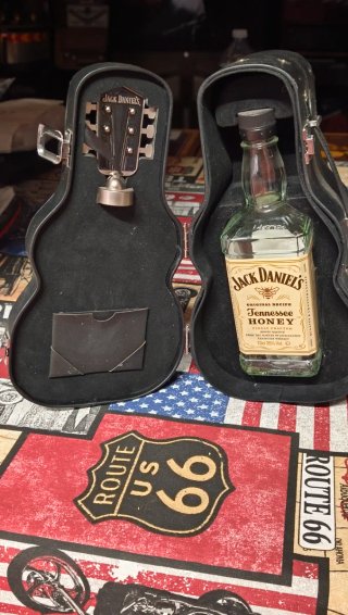 Estuche Guitarra Jack Daniel's + Botella Vacia