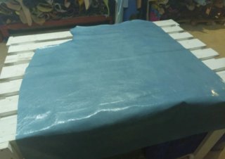 Piel de vacuno con brillo azul