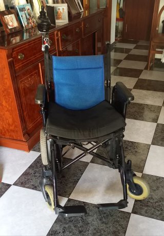 Silla de ruedas eléctrica con cargador