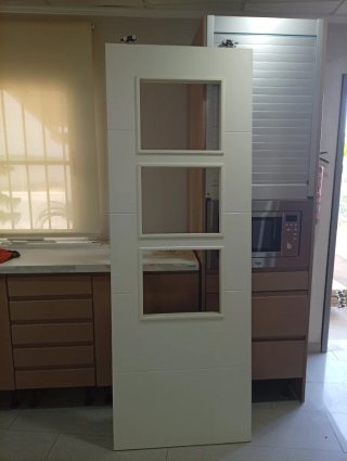 Puertas Correderas y Guías para su instalación.