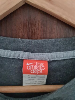 Camiseta Nike Gris Logo Amarillo