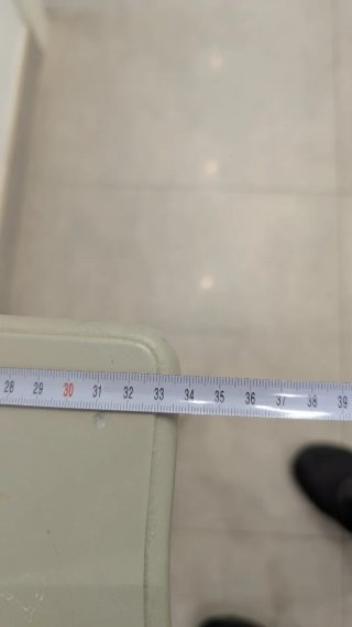 Recibidor blanco y plateado con espejo