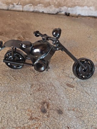 Figura de moto metálica artesanal