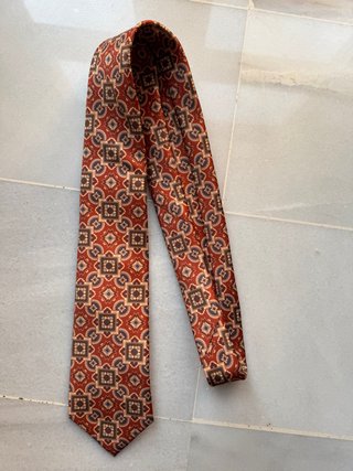 Corbata de seda con estampado geométrico