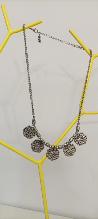 Collar plateado con colgantes