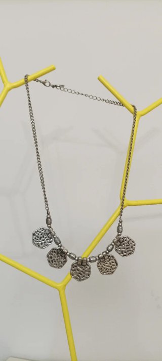 Collar plateado con colgantes