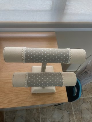 Expositor de pulseras beige y gris