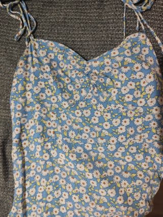 Vestido floral azul y blanco