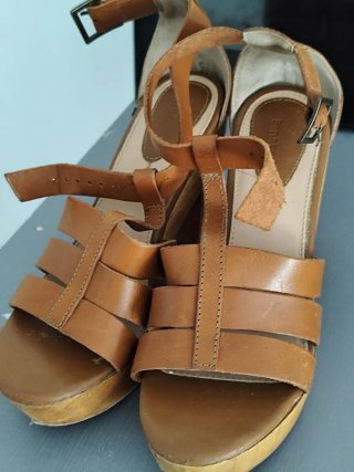 Sandalias de piel con plataforma de madera